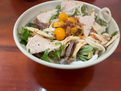 Bánh ướt lòng gà Ô Loan